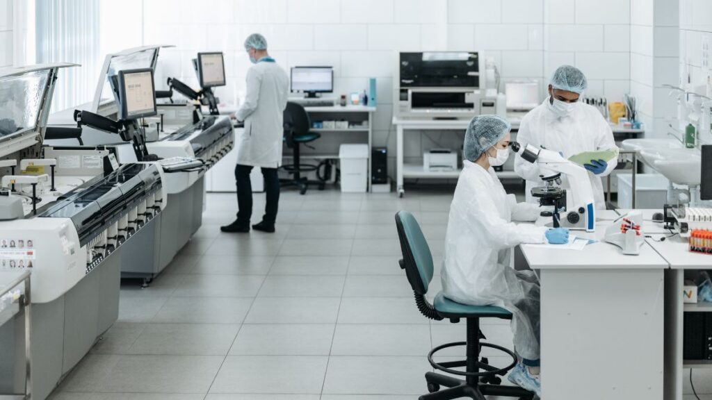 scientists-in-lab